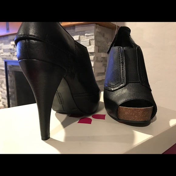 Authentic Vince Camuto black heels boots size 6.5 - Picture 3 of 6